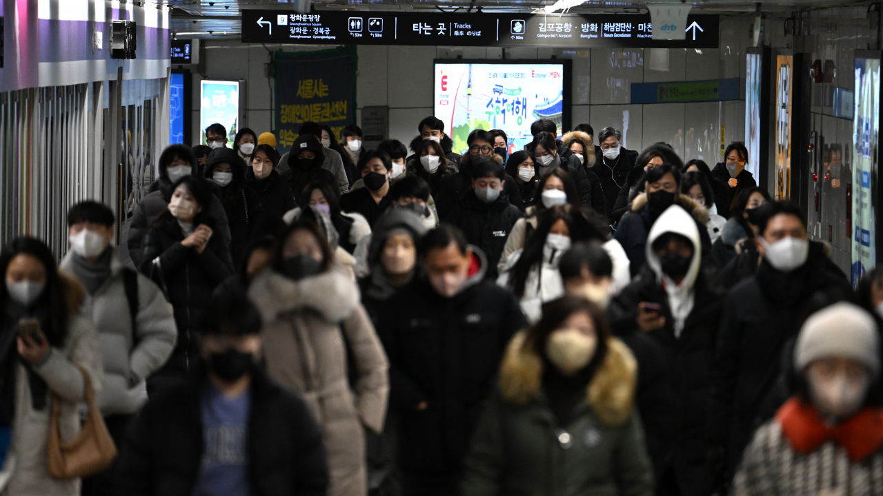 People pass through Gwanghwamun Station in Seoul. (Herald DB)