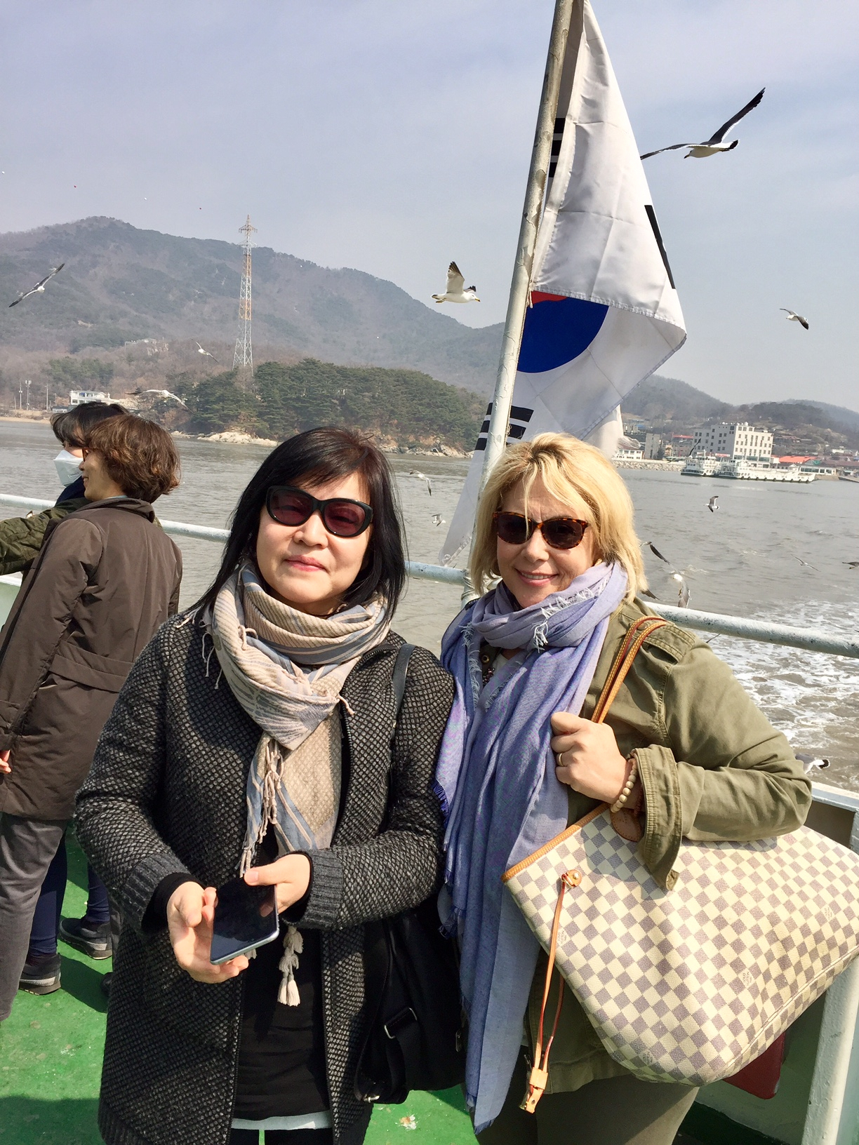 Barbara Zitwer (right) and Korean writer Shin Kyung-sook (Barbara J. Zitwer Agency)