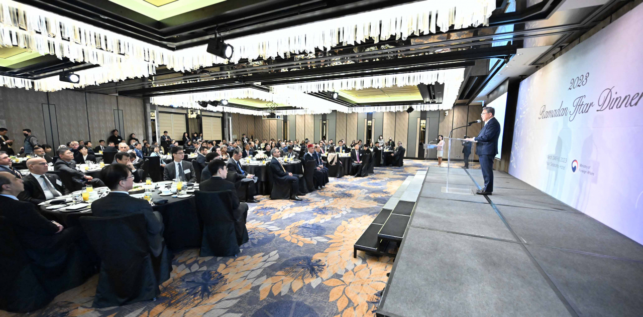 Minister of Foreign Affairs Park Jin delivers remarks ahead of an Iftar dinner commemorating the Islamic holy month of Ramadan at the Four Seasons Hotel in Jung-gu, Seoul, Friday. (Ministry of Foreign Affairs)