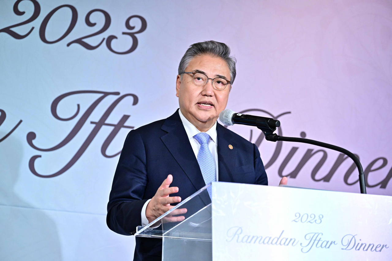 Minister of Foreign Affairs Park Jin speaks at an Iftar dinner commemorating the Islamic holy month of Ramadan at the Four Seasons Hotel in Jung-gu, Seoul, Friday. (Ministry of Foreign Affairs)