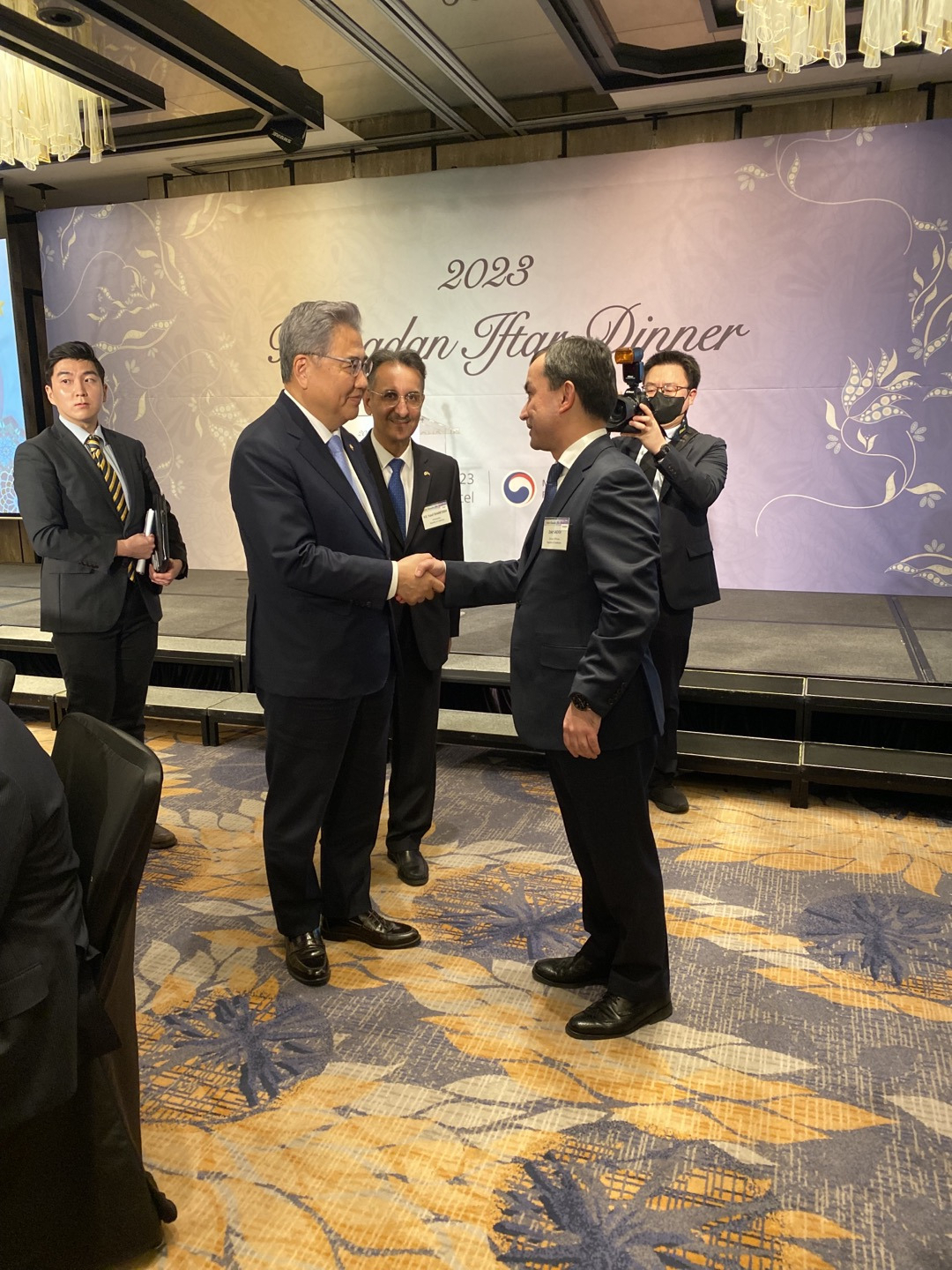 South Korean Minister of Foreign Affairs Park Jin exchanged greetings with Uzbek Embassy Charge d'Affaires a.i Zokir Saidov at an Iftar dinner commemorating the Islamic holy month of Ramadan at the Four Seasons Hotel in Jung-gu, Seoul, Friday. (Sanjay Kumar/The Korea Herald)
