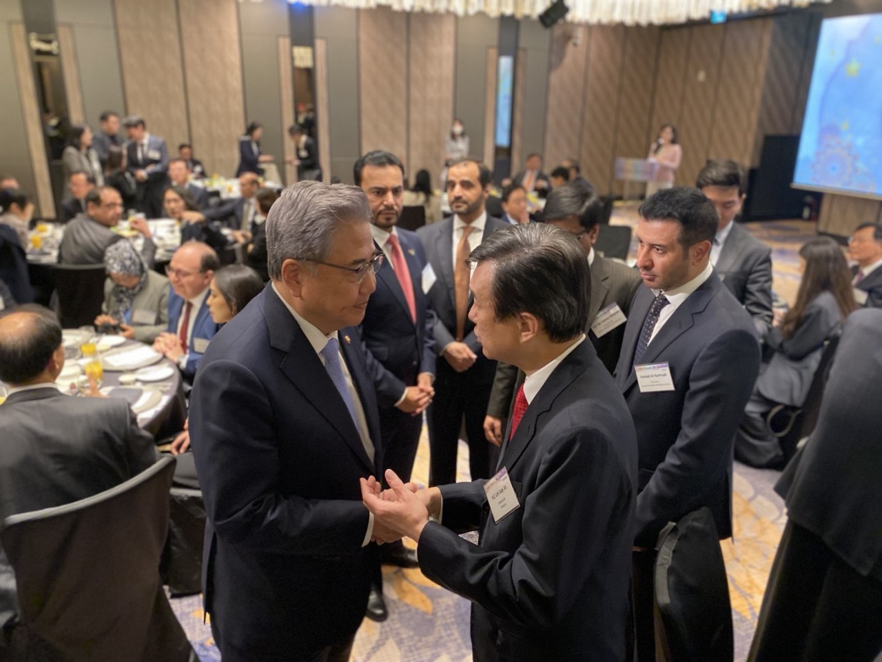 Minister of Foreign Affairs Park Jin shakes hands with Malaysian Ambassador to Korea Lim Juay Jin at an Iftar dinner commemorating the Islamic holy month of Ramadan at the Four Seasons Hotel in Jung-gu, Seoul, Friday. (Sanjay Kumar/The Korea Herald)