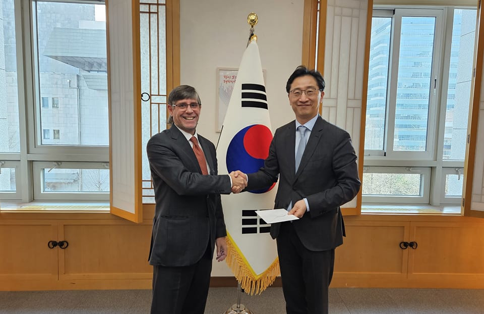 Peruvian Ambassador to Korea Paul Duclos presents the copies of credentials to the Ministry of Foreign Affairs. (Peruvian Embassy in Seoul)