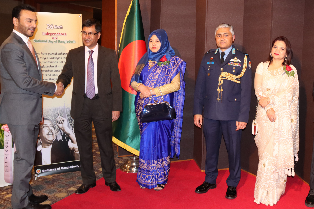 Bangladesh Ambassador to Korea Delwar Hossain welcomes guests ahead of Bangladesh Independence Day celebrations at Lotte Hotel in Jung-gu, Seoul, on Monday. (Embassy of Bangladesh in Seoul)