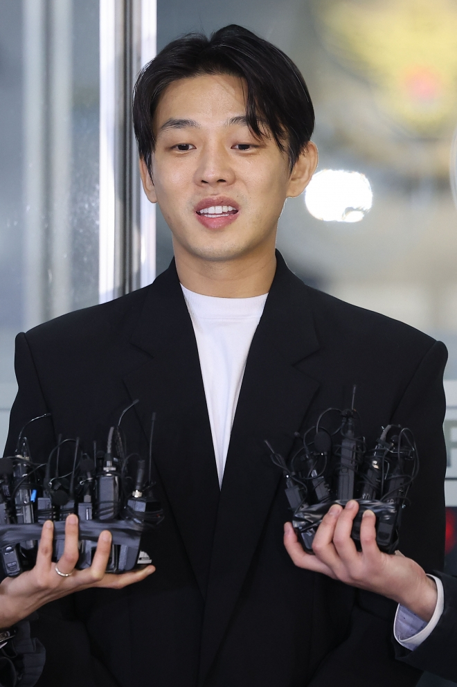 Yoo Ah-in speaks to the press after attending a police questioning at the Seoul Metropolitan Police Agency’s Mapo-gu office on Monday. (Yonhap)