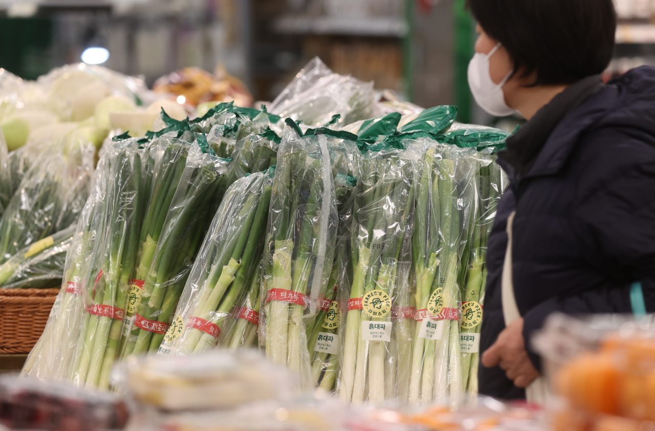 A woman buys groceries at a supermarket in Seoul on Feb. 2. (Yonhap)