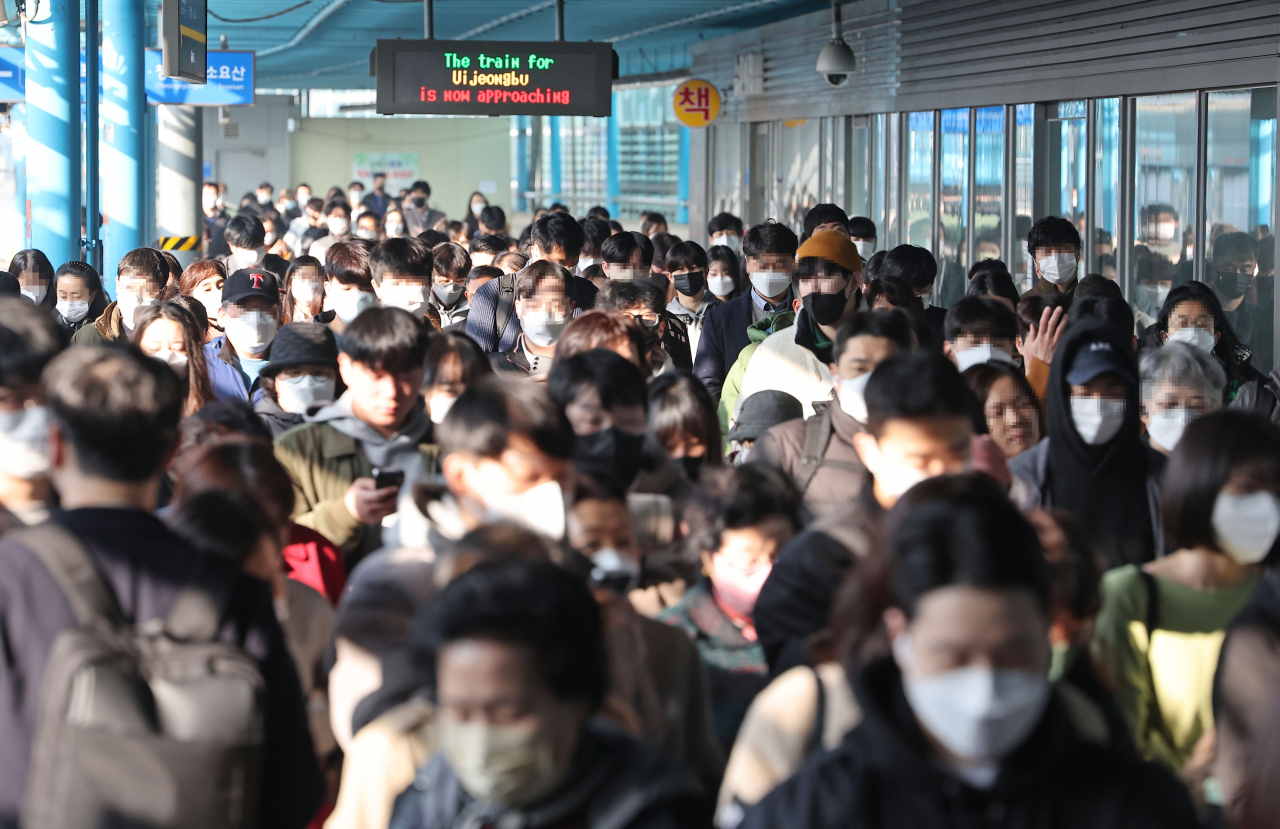 Sindorim Station on Seoul Metro line 1 is crowded with commuters on the morning of March 20. (Yonhap)