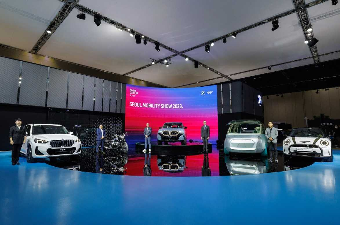BMW Korea’s top executives pose with the German luxury carmaker’s new car lineup this year at the 2023 Seoul Mobility Show held at Kintex in Gyeonggi Province on Thursday. (BMW Korea)