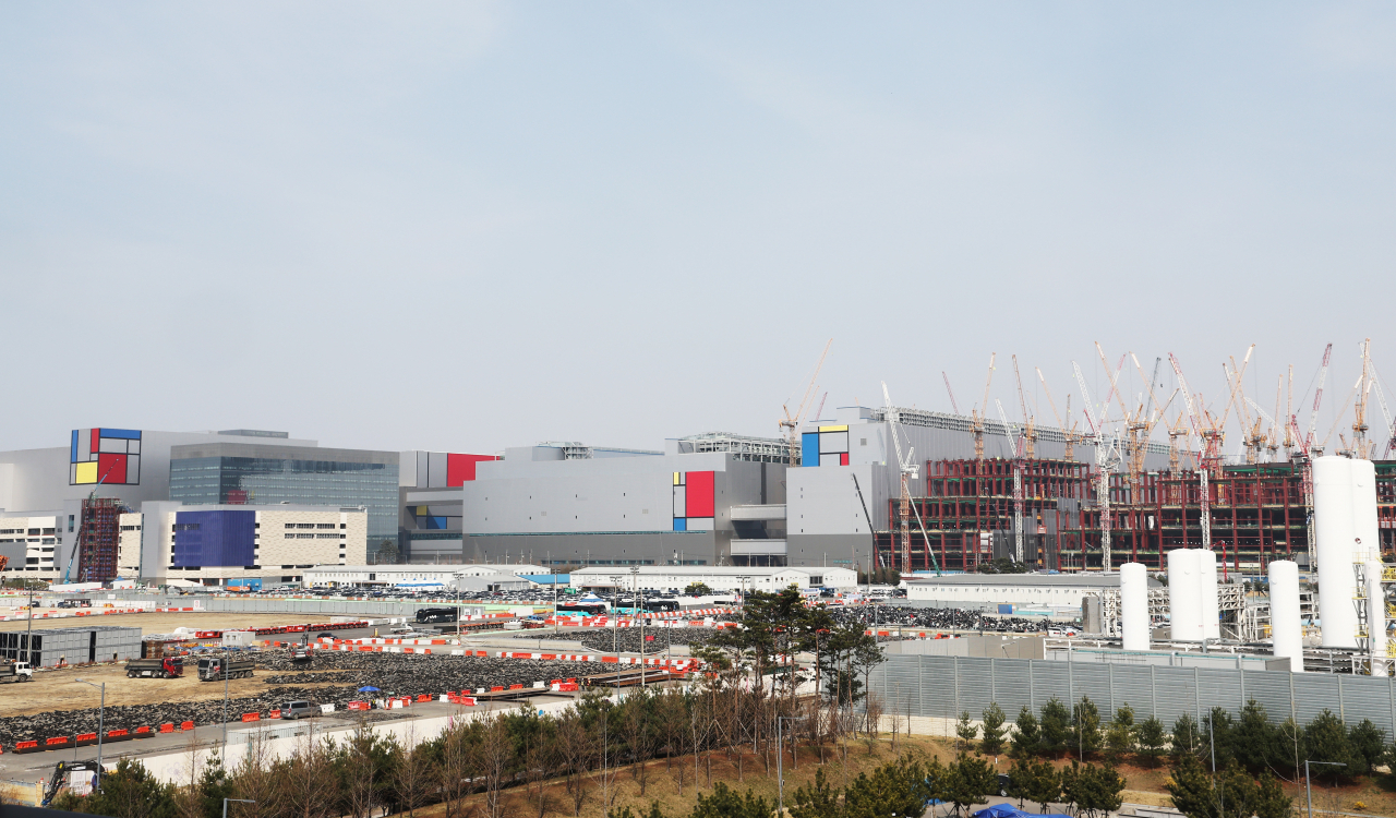 A Samsung Electronics semiconductor manufacturing plant under construction in Pyeongtaek, Gyeonggi Province, Thursday. (Yonhap)