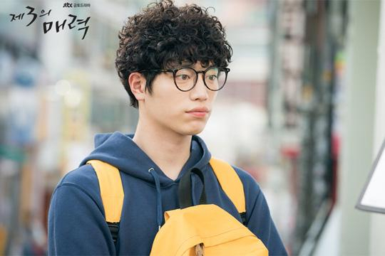 On Joon-young, played by actor Seo Kang-joon, appears as a motae solo college student in 