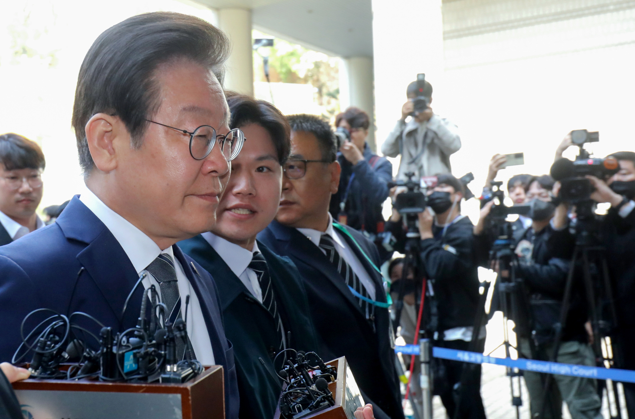 Democratic Party of Korea leader Rep. Lee Jae-myung (left) heads to court on Friday. (Yonhap)