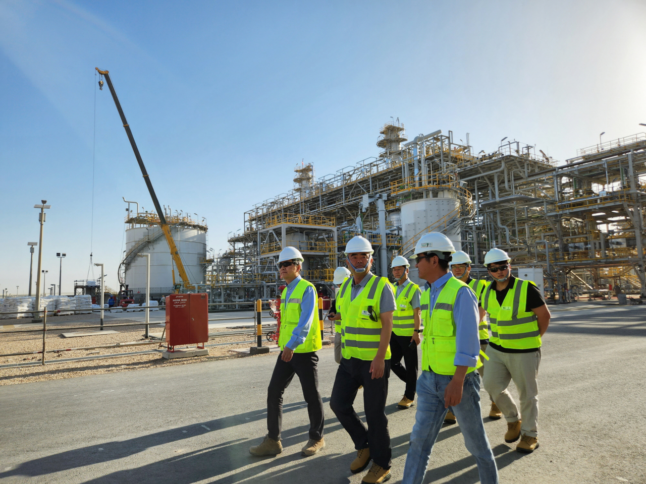Jungheung Group Vice Chairman Jung Won-ju visits the construction site of Daewoo E&C's Duqm oil refinery facility in Oman in February. (Daewoo Engineering & Construction)