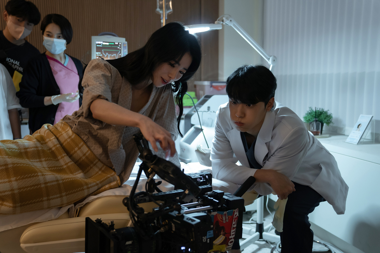 Lim Ji-yeon (left) and Lee Do-hyun speak about a scene in 