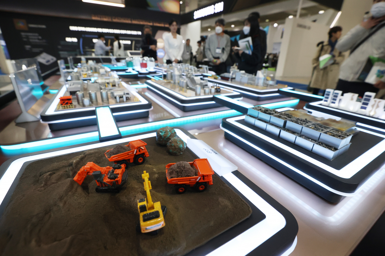 Visitors look at the model of how secondary batteries are made at InterBattery 2023 held at Coex in Seoul on March 15. (Yonhap)