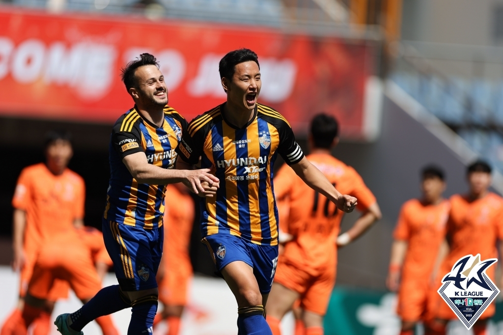 This photo shows Jung Seung-hyun of Ulsan Hyundai FC (center) celebrating a goal against Jeju United during a K League 1 match at Jeju World Cup Stadium in Seogwipo, Jeju Island, on Sunday (K League 1)