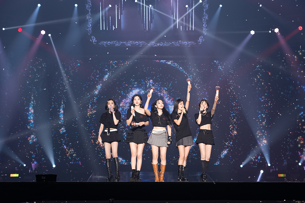Red Velvet gets back on stage for a double encore during their 4th concert 