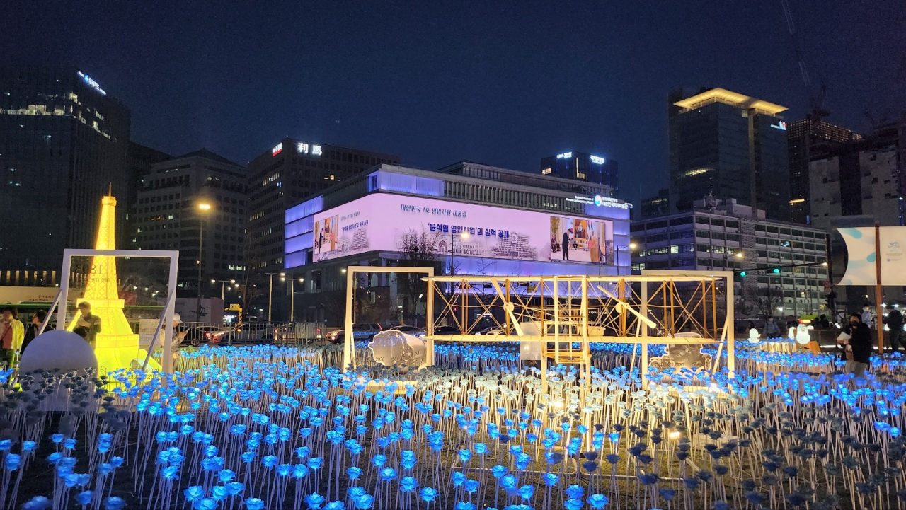 LED roses and giant lanterns are lit up at Gwanghwamun Plaza, Sunday. (Lee Jung-youn/The Korea Herald)