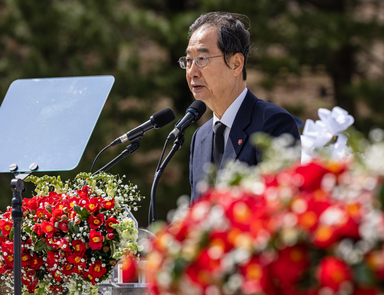 Prime Minister Han Duk-soo speaks at the memorial event held at the peace park in Jeju City on Monday. (Yonhap)