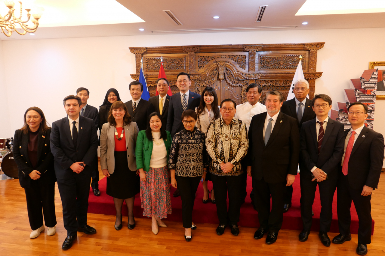 Indonesian Foreign Minister Retno Marsudi (front row, center) attends the Iftar dinner hosted by Indonesian Ambassador to Korea Gandi Sulistiyanto (front row, fourth from right) in Yeouido, Seoul, last Wednesday. (Indonesian Embassy in Seoul)