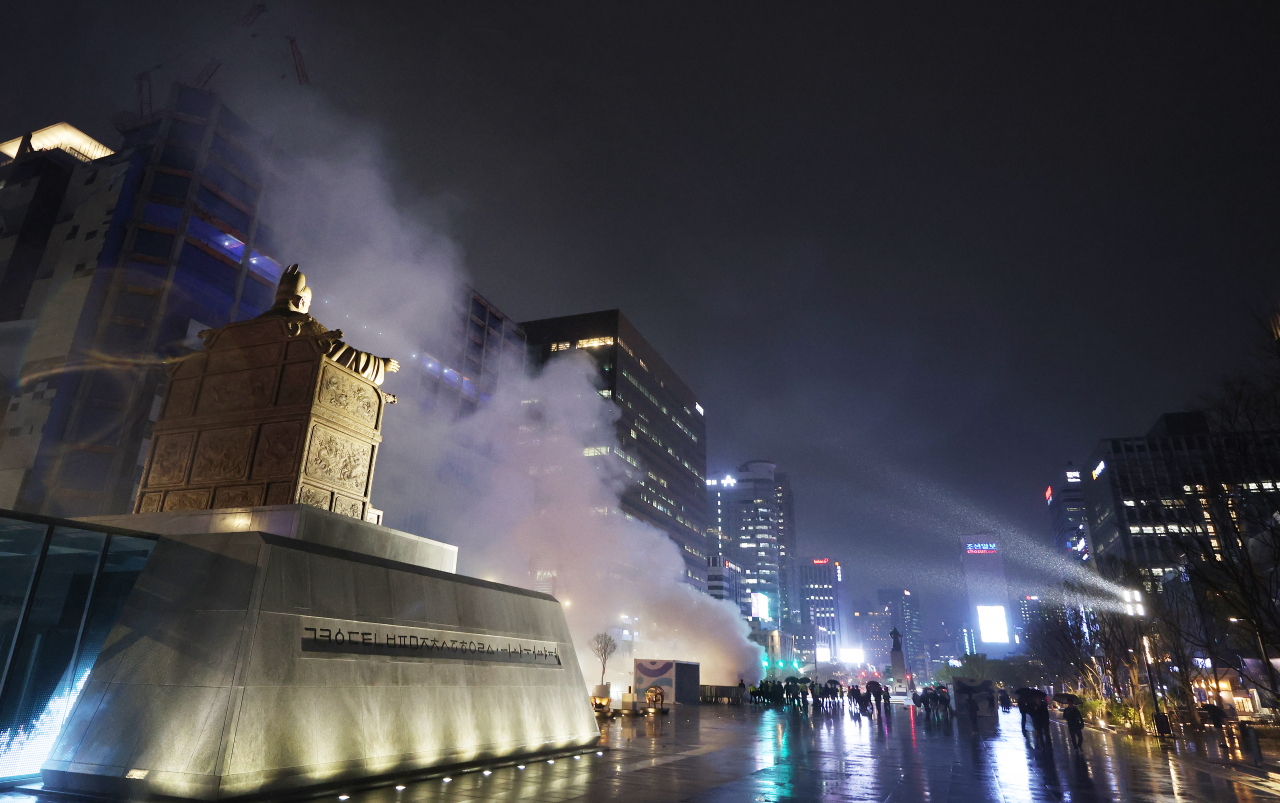 Smoke is seen at Gwanghwamun Plaza in central Seoul after a fire on Monday night. (Yonhap)