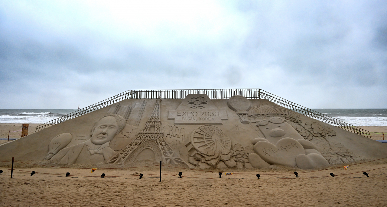 Giant sand sculpture promoting the country's bid to host the 2030 World Expo is exhibited on the Haeundae beach, Busan. (Lim Se-jun/The Korea Herald)