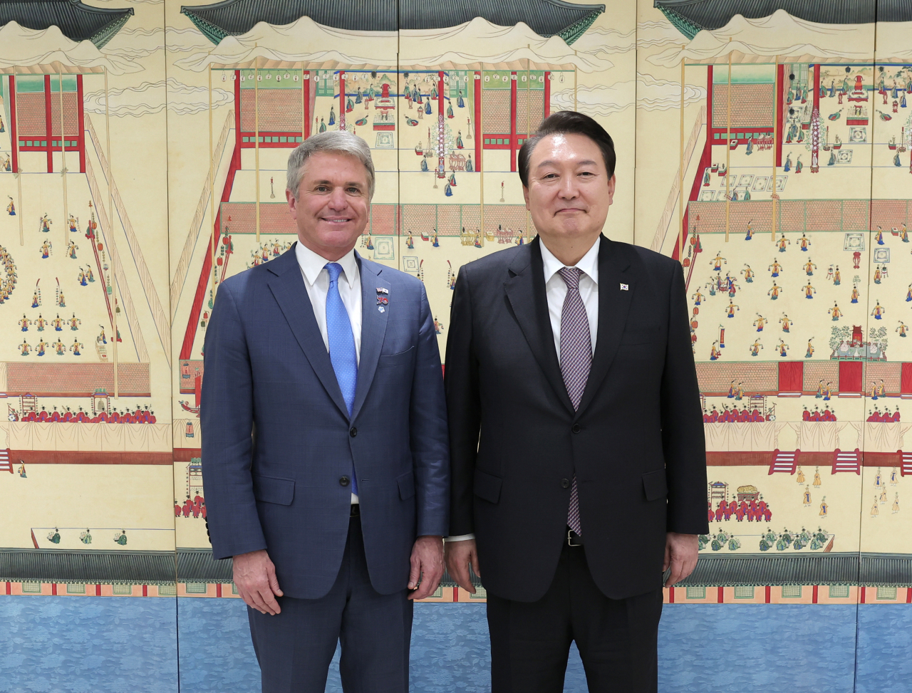 President Yoon Suk Yeol (right) and Rep. Michael McCaul, chair of the Foreign Affairs Committee in the United States House of Representatives, pose for a picture at the presidential office in Yongsan-gu, Seoul, Wednesday. (Yonhap)