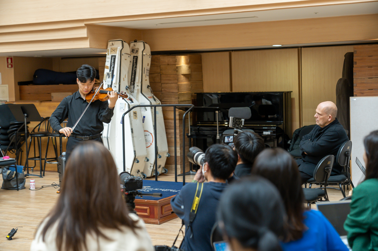 Violinist Gong Min-bae, 18, performs during a press conference on Wednesday for reporters and the Seoul Philharmonic Orchestra's incoming music director, Jaap van Zweden. (SPO)