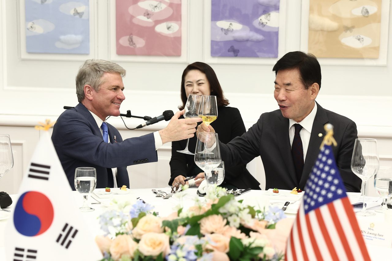 Rep. Michael McCaul toasts with Rep. Kim Jin-pyo during a dinner at the speaker’s residence on Wednesday. (National Assembly speaker’s office)