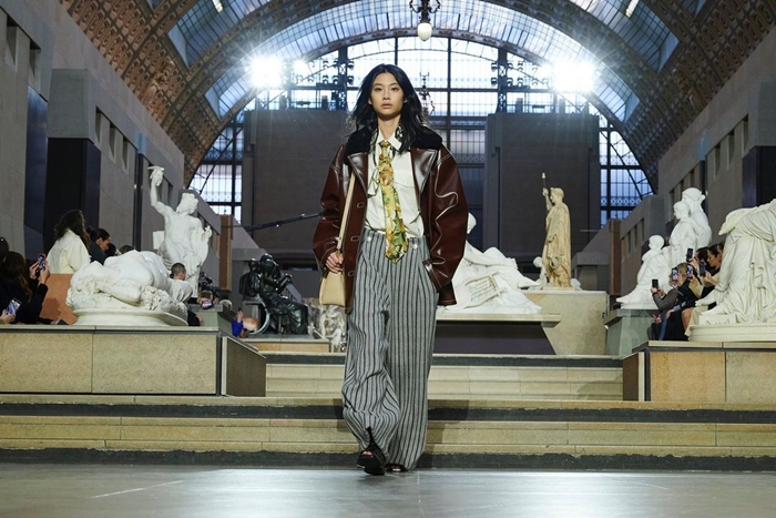Model and actor Jung Ho-yeon walks during the Louis Vuitton 2022 fall-winter collection show in Paris, France. (Louis Vuitton)