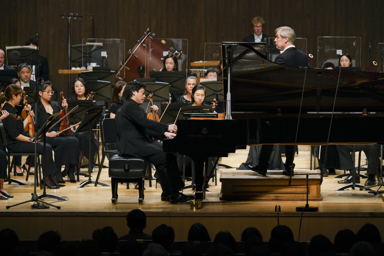 Conductor David Robertson conducts the Tongyeong Festival Orchestra and pianist Kim Sun-wook during a concert held at the Tongyeong Concert Hall on Sunday. (TIMF)
