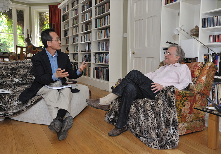 Choe Jae-chun (left) speaks with Richard Dawkins. (Science Books)