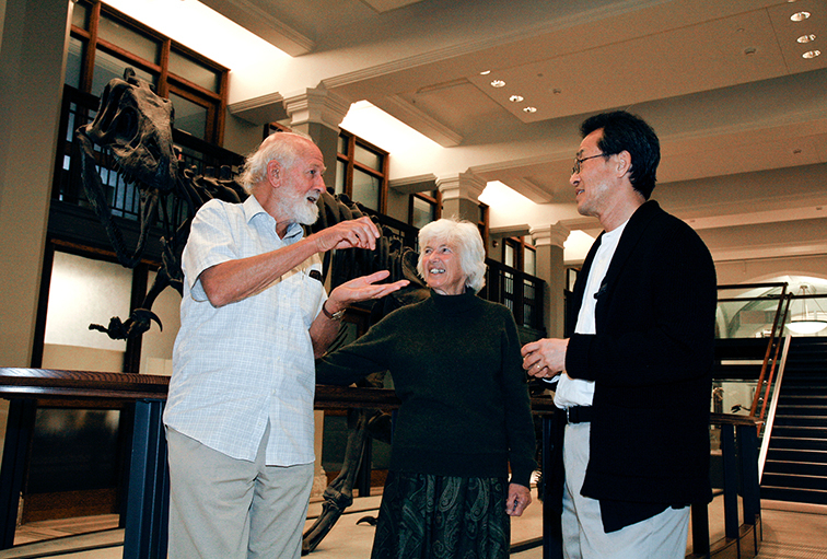 Choe Jae-chun (right) speaks with Peter and Rosemary Grant. (Science Books)