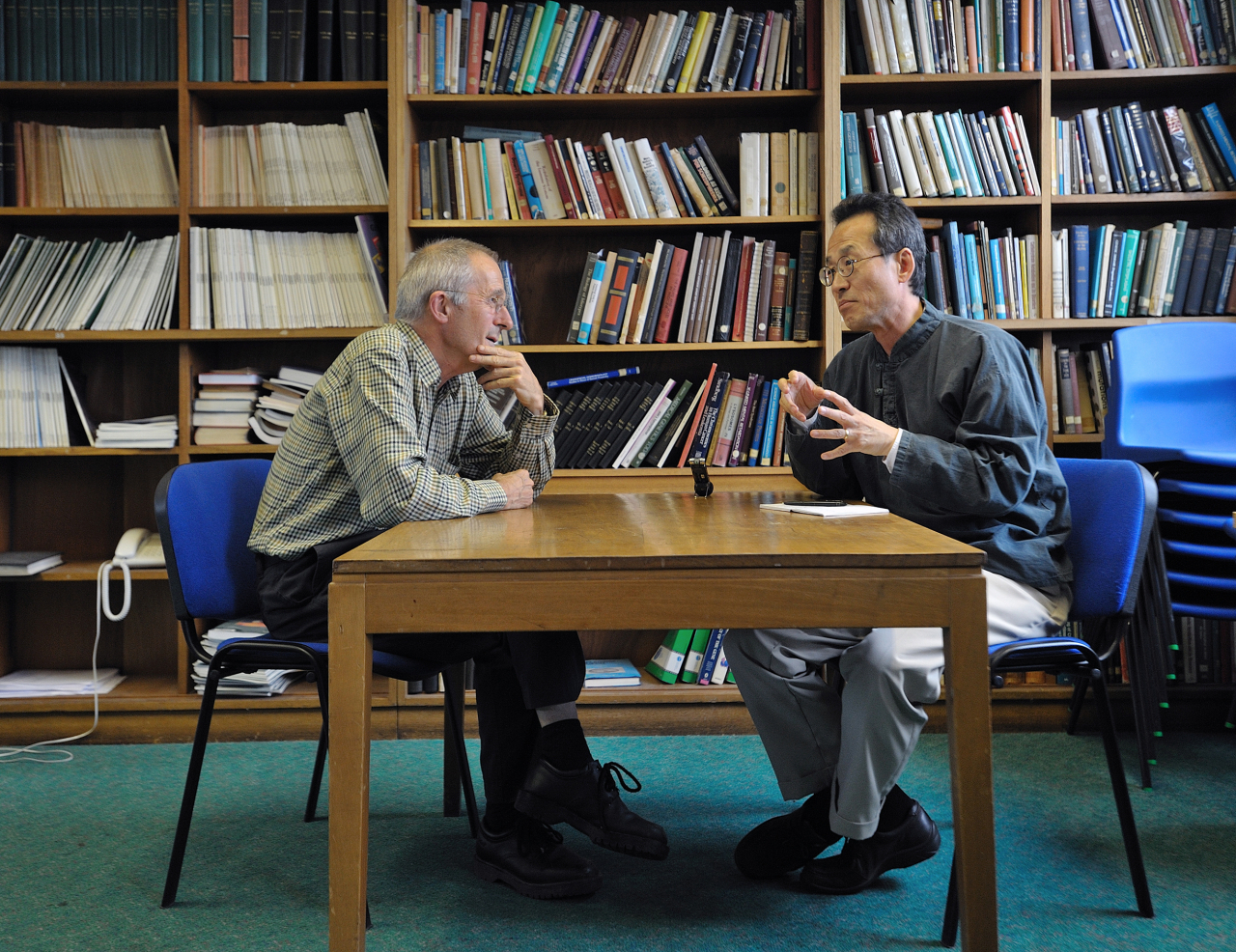 Choe Jae-chun (right) speaks with Steve Jones. (Science Books)