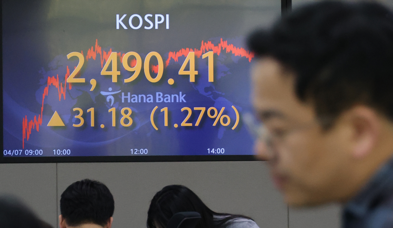 An electronic board showing the Korea Composite Stock Price Index at a dealing room of the Hana Bank headquarters in Seoul on Frida. (Yonhap)