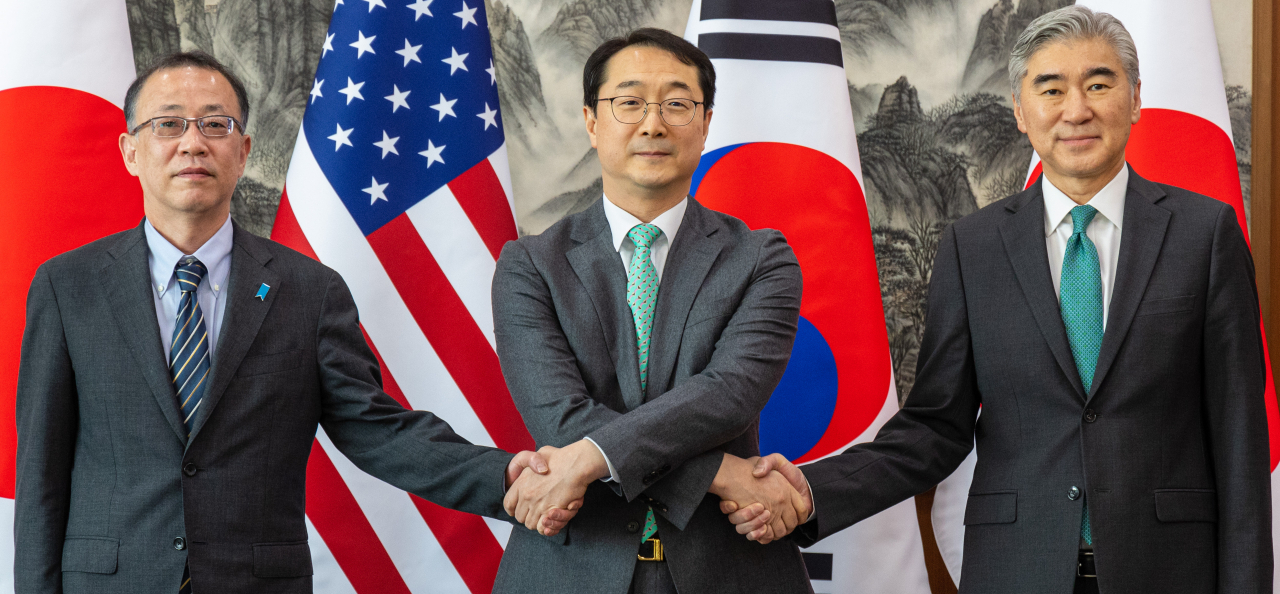 Kim Gunn (center), South Korea’s chief nuclear negotiator, and his US counterpart Sung Kim (far right) and Japanese counterpart Takehiro Funakoshi pose for a photo before talks at the Foreign Ministry in Seoul on Friday. (Yonhap)