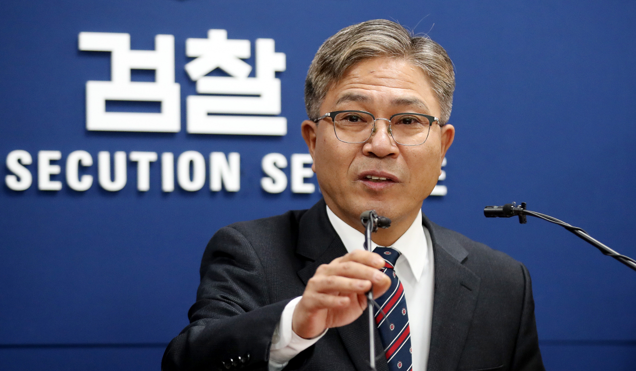 Senior prosecutor Shin Bong-su speaks at a press briefing at the Supreme Prosecutors' Office headquarters in Seoul on Monday. (Yonhap)