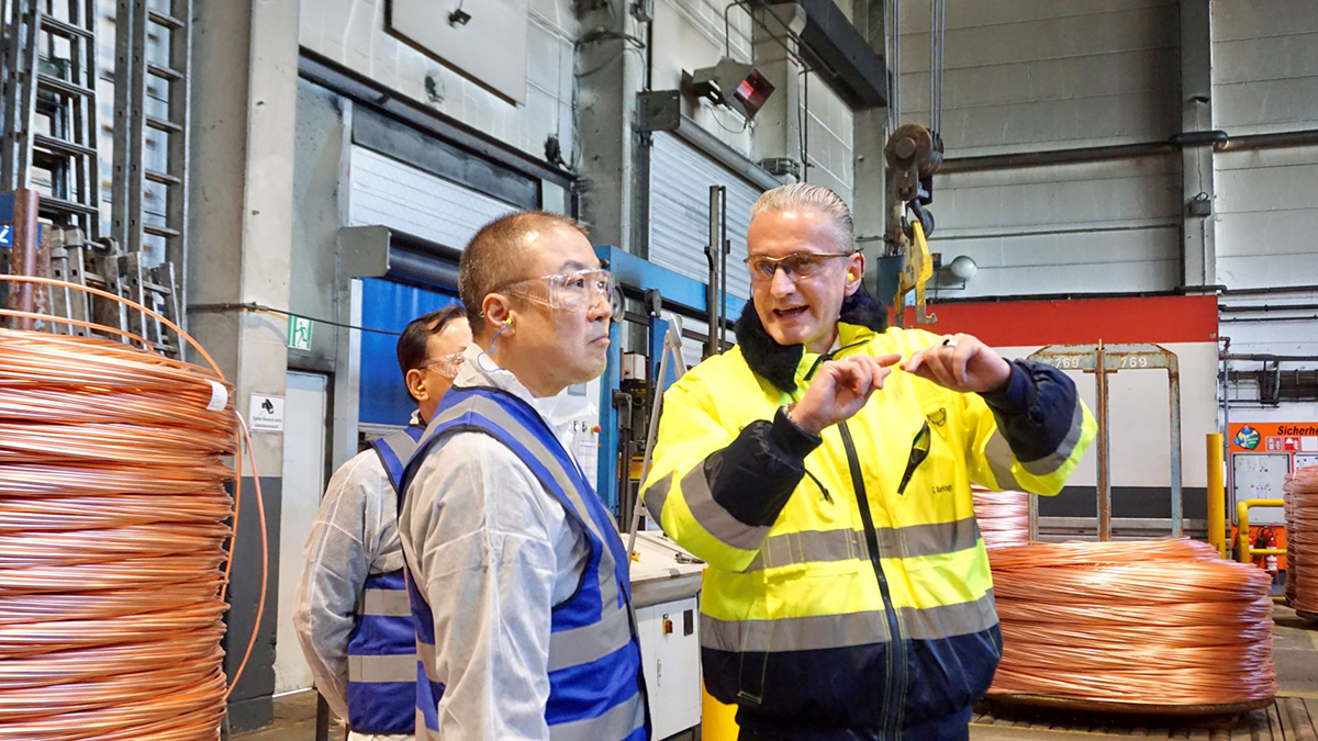 LS Group Chairman Koo Ja-eun (left) visits L&K's oxygen-free copper plant in Germany. (LS Group)