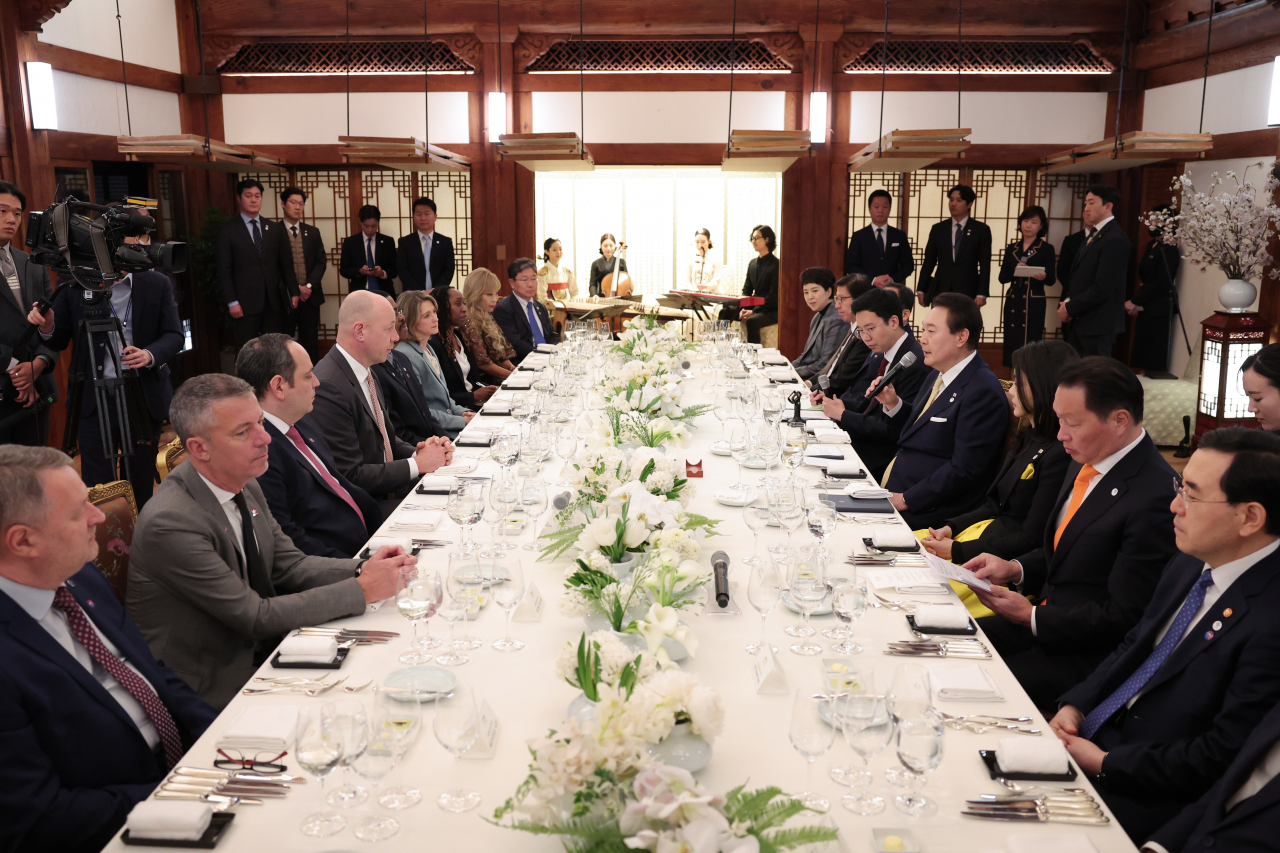 South Korean President Yoon Suk Yeol hosts a group of guests from Bureau International des Expositions on at Cheong Wa Dae on April 3. (Presidential Office)