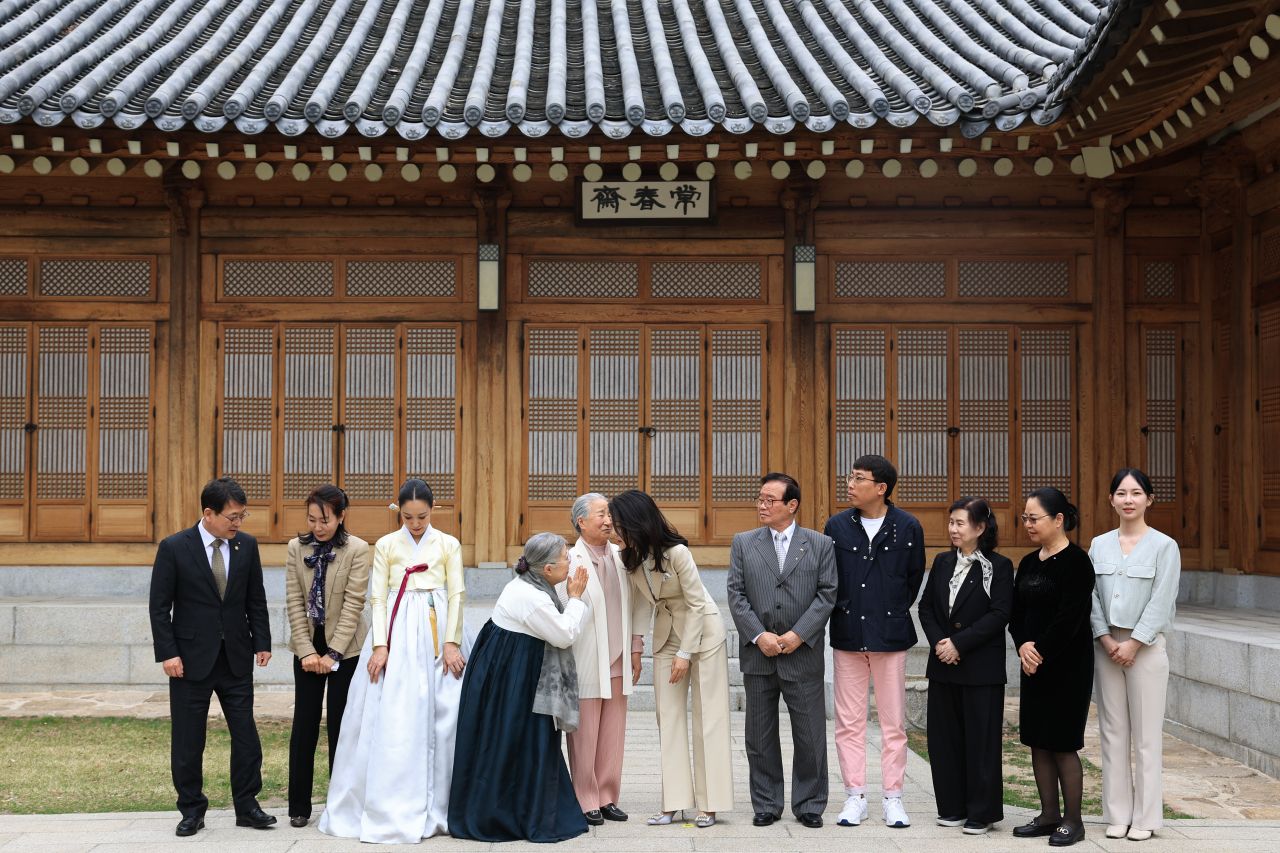 Kim Keon Hee (sixth from left) talks with successors of the country's Intangible Cultural Asset during a photo session on April 4 at Cheong Wa Dae. (Presidential Office)