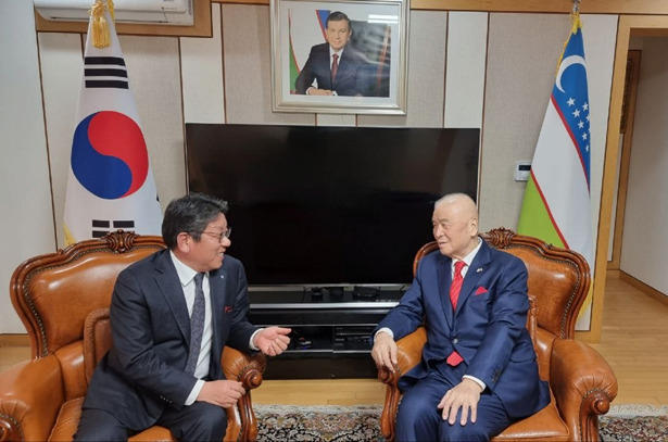 Uzbekistan Ambassador to Korea Vitaliy Fen (right) discusses constitutional reforms with The Korea Herald CEO Choi Jin-young at his residence in Seoul. (Embassy of Uzbekistan)