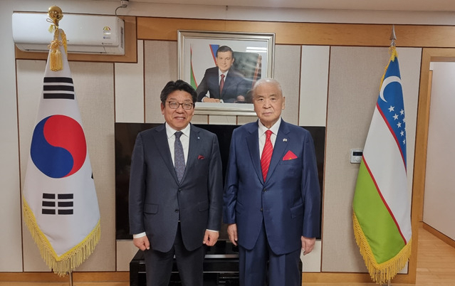 The Korea Herald CEO Choi Jin-young (left) poses for a photo after an interaction with Uzbekistan Ambassador to Korea Vitaliy Fen on constitutional reforms in Seoul. (Embassy of Uzbekistan)