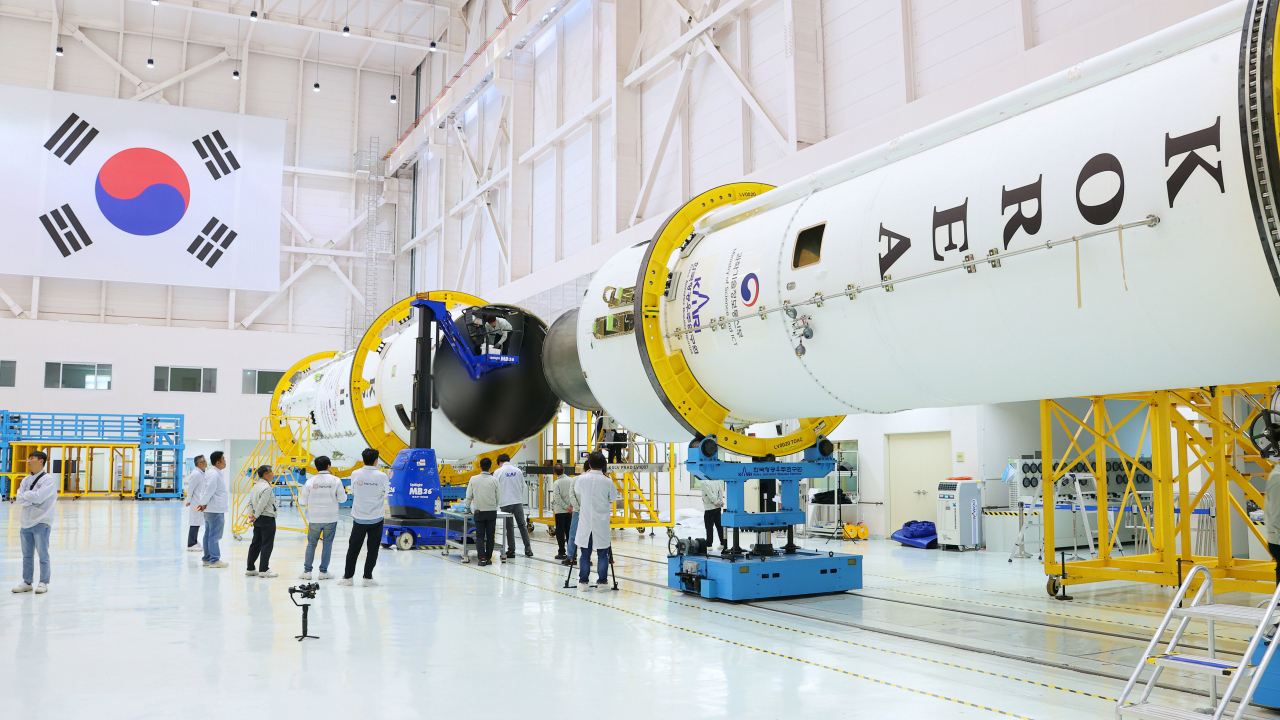 Engineers assemble the first and second stages of the Nuri rocket at the Naro Space Center in Goheung, South Jeolla Province. (Korea Aerospace Research Institute)