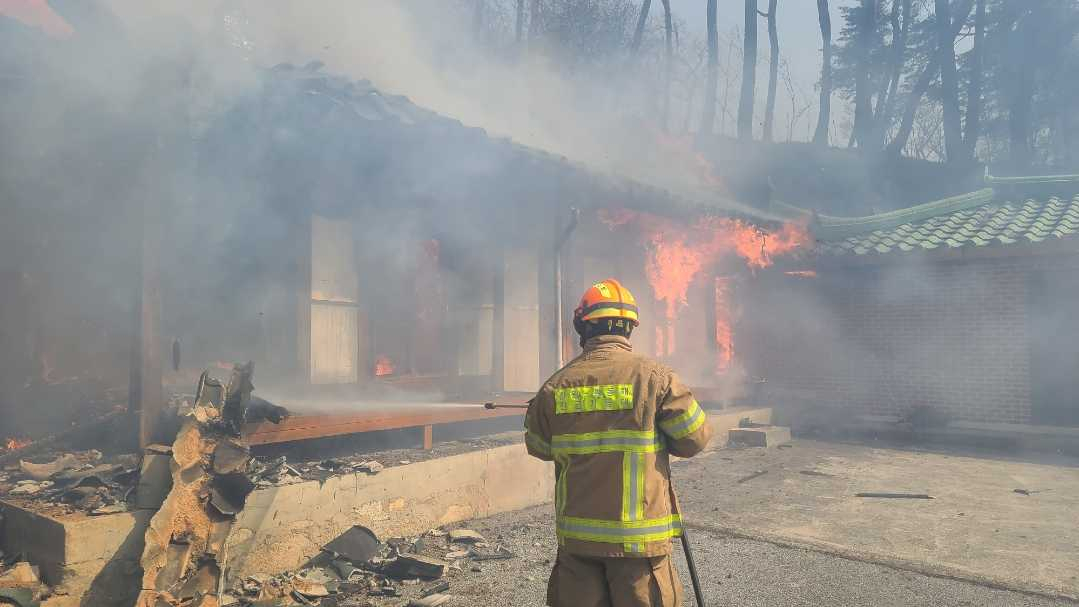 A firefighter combats a fire at a house in Gangneung, Gangwon Province, Tuesday. (Yonhap)