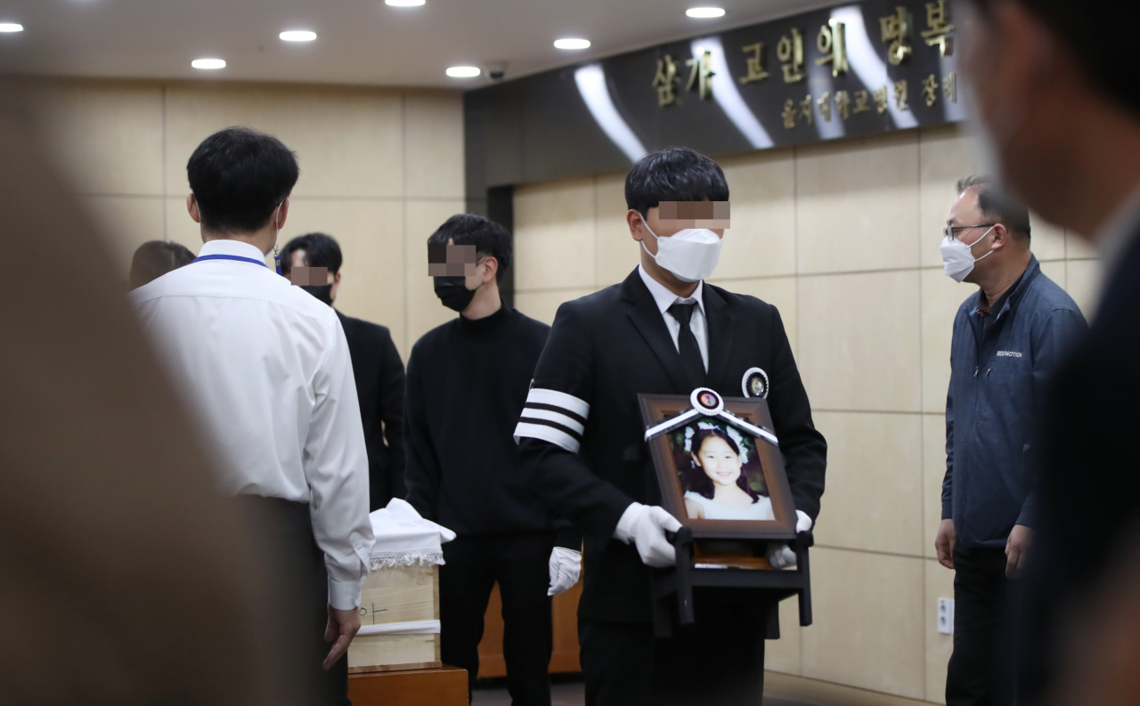 Bae's older brother carries her portrait, leading a procession with the victim's coffin, at the funeral home in the Daejeon Eulji Medical Center on Tuesday. (Yonhap)
