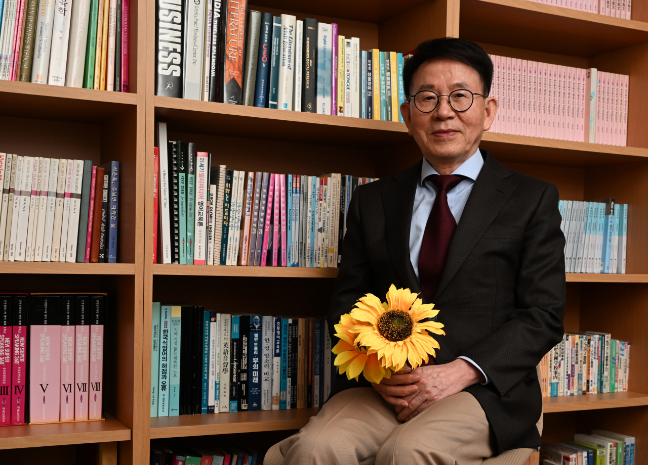 Min Byoung-chul, head of Sunfull Foundation and an endowed chair professor at Chung-Ang University's Business School, poses for a photo at the foundation's headquarters in Seoul on April 4. (Lim Se-joon/The Korea Herald)