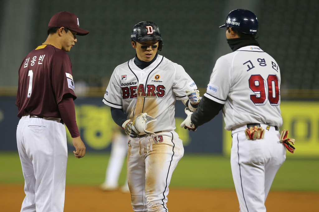 Heo Kyoung-min of the Doosan Bears (center) celebrates his RBI single against the Kiwoom Heroes during the bottom of the fifth inning of a Korea Baseball Organization regular season game at Jamsil Baseball Stadium in Seoul on Tuesday (Bears)