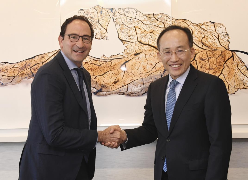 Finance Minister Choo Kyung-ho (right) shakes hands with Jonathan Gray, the chief operating officer of Blackstone, in New York on Monday. (Ministry of Economy and Finance)