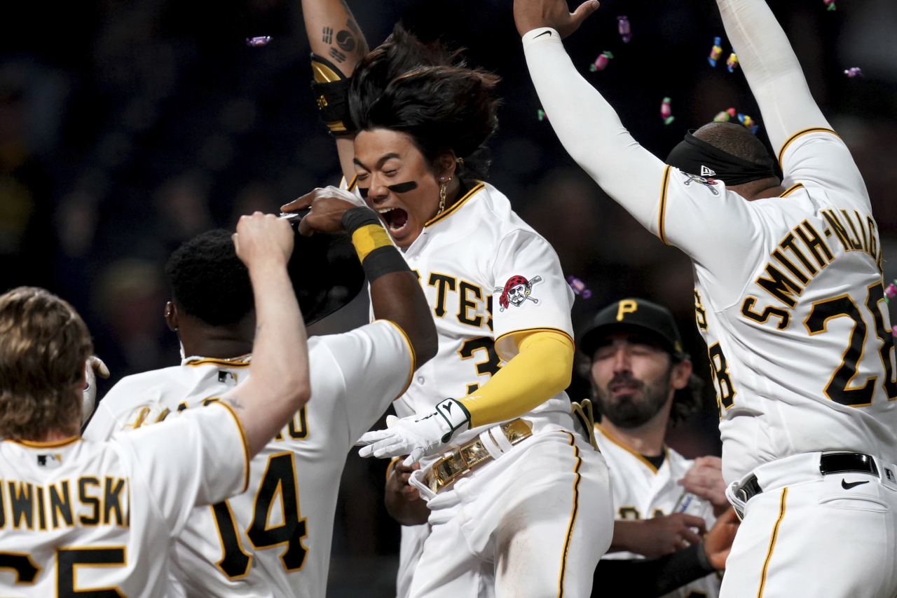 Bae Ji-hwan of the Pittsburgh Pirates (center) celebrates after hitting a walk-off, three-run home run against the Houston Astros in the bottom of the ninth inning of a Major League Baseball regular season game at PNC Park in Pittsburgh on Tuesday. (AP)