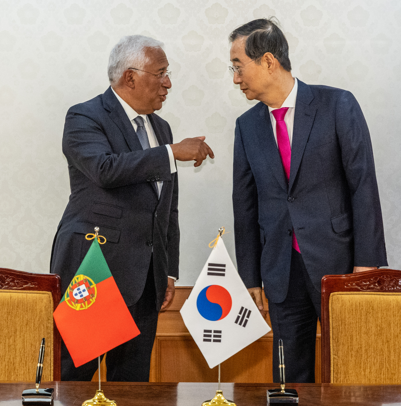 Portugal's Prime Minister Antonio Costa (left) and South Korea's Prime Minister Han Duck-soo are seen exchanging words during talks held at the Government Complex Seoul on Wednesday. (Yonhap)