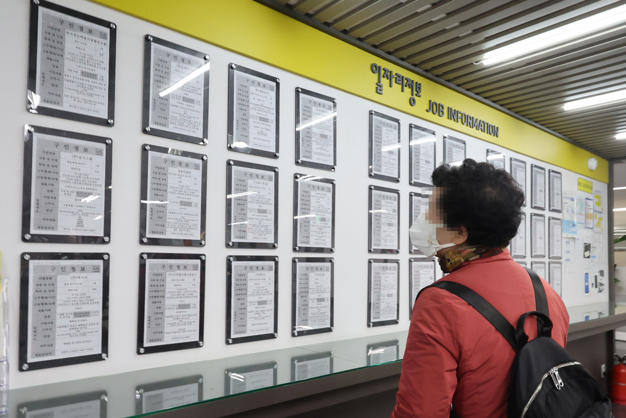 A job seeker looks at the job information bulletin board at the Korea Employment Information Service Center in Mapo-gu, Seoul. (Yonhap)